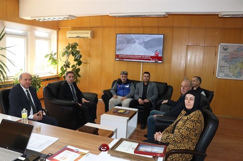 Bayındır Memursen İl Yönetimi,İl Müdürümüz Aslan Mehmet Çoşkun’a hayırlı olsun ziyaretinde bulundular.